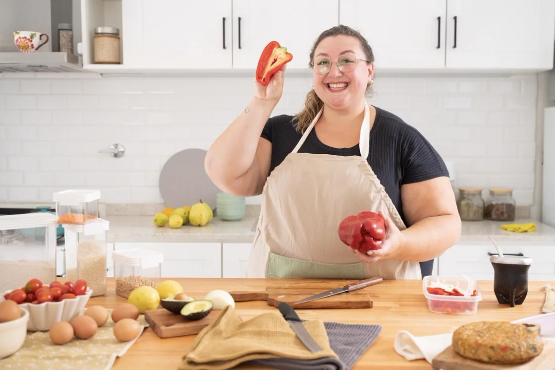 Vicky Eliseire cocinando en su cocina